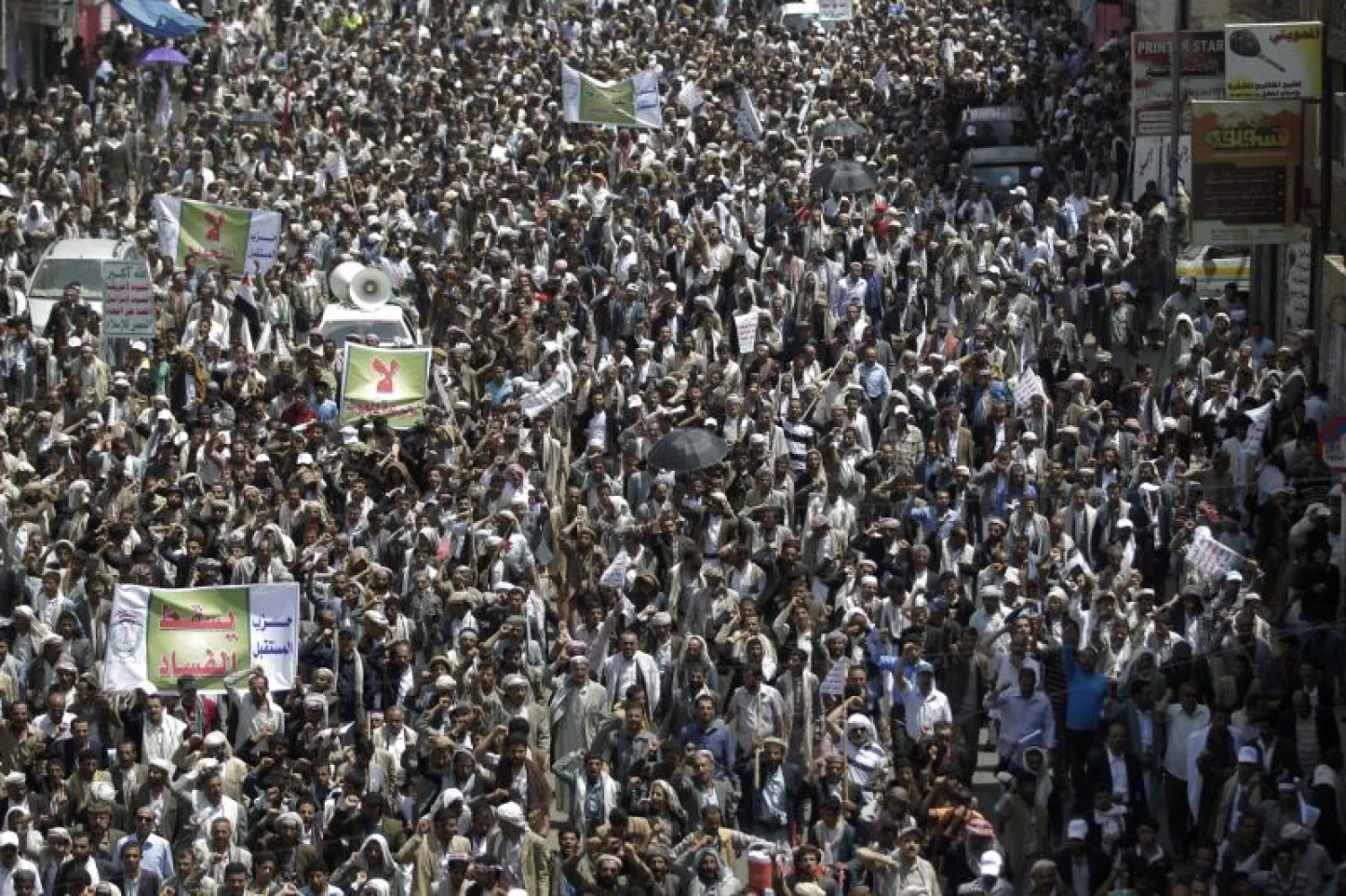 عشرات الآلاف من الحوثيين يتظاهرون لإسقاط الحكومة اليمنية