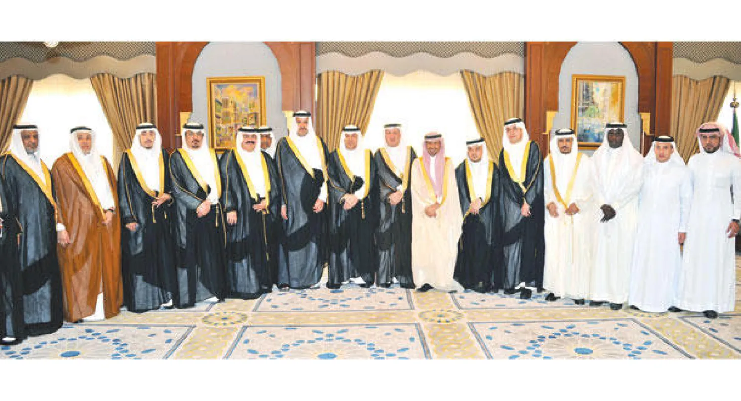 الأمير فيصل بن سلمان خلال استقباله إدارة نادي الأنصار