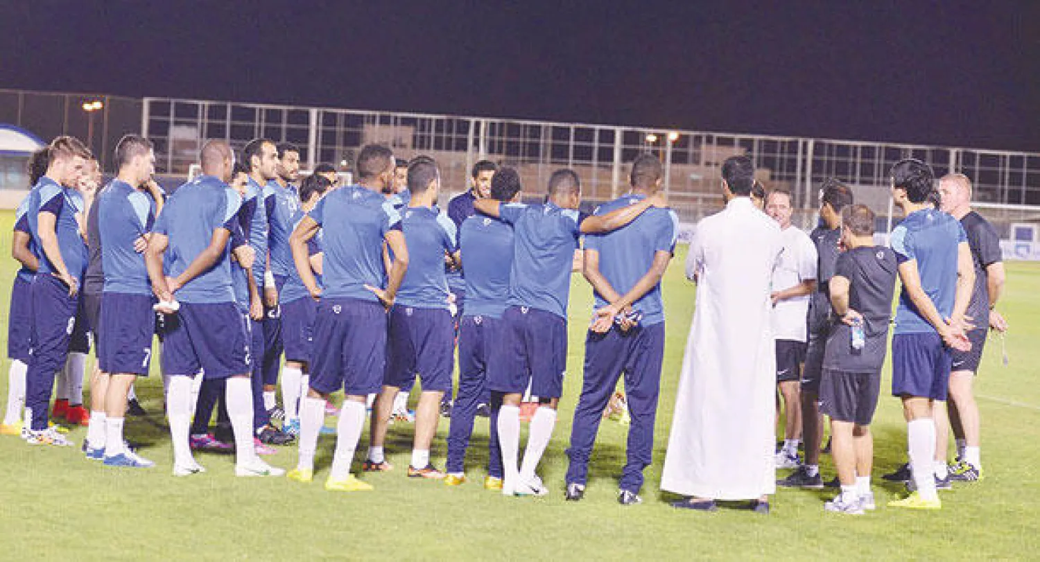 مدرب الهلال ريجي محاطا بلاعبي الفريق في التدريبات