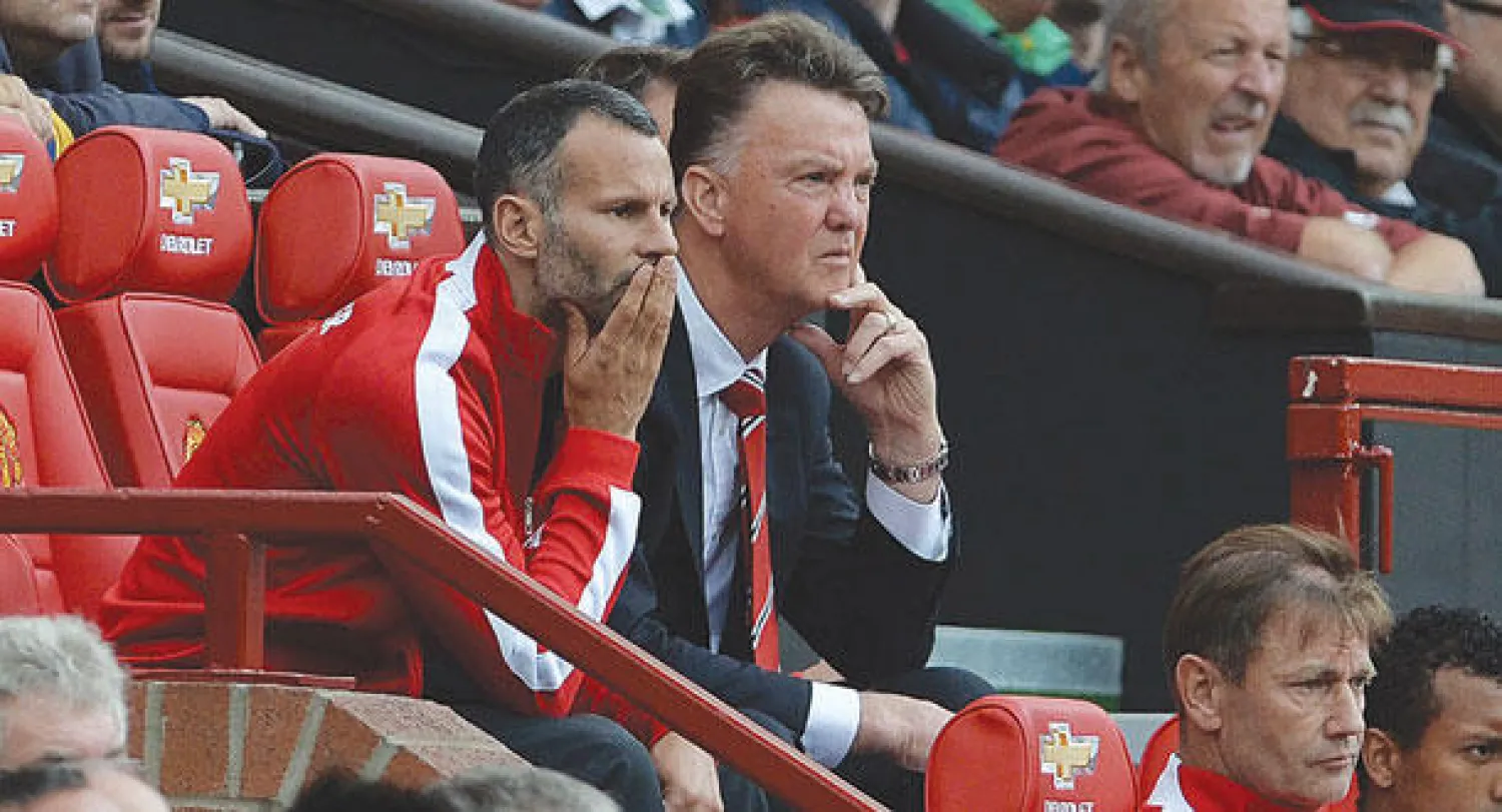 فان غال ومساعده غيغز وبداية هي الأسوأ  في قيادة مانشستر يونايتد (إ.ب.أ)