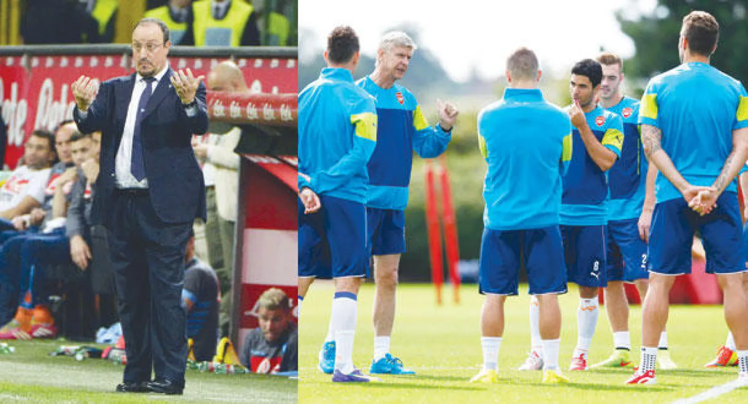 المدرب الفرنسي فينغر يوجه لاعبيه خلال تمارين آرسنال الاثنين في لندن (رويترز)  -  بنيتز حذر من مواجهة بلباو الليلة