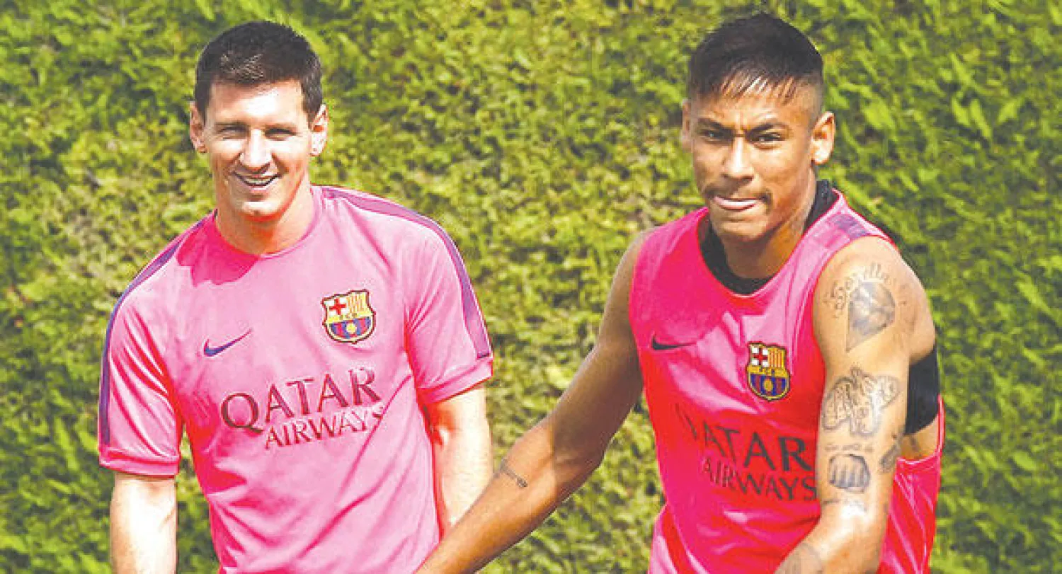النجم البرازيلي نيمار أثناء تدريبات فريقه برشلونة أمس (أ.ف.ب)