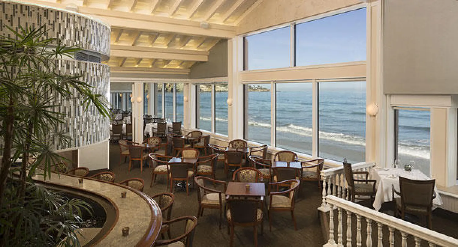 جانب من مطعم «مارين روم» المطل على البحر مباشرة