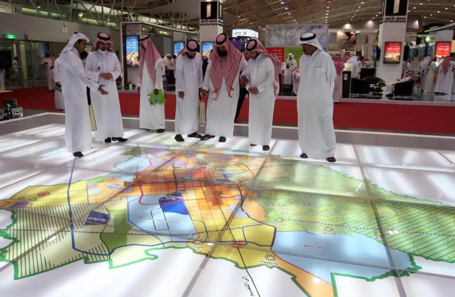 عدد من المواطنين يطالعون مخططات سكنية (تصوير: خالد الخميس)