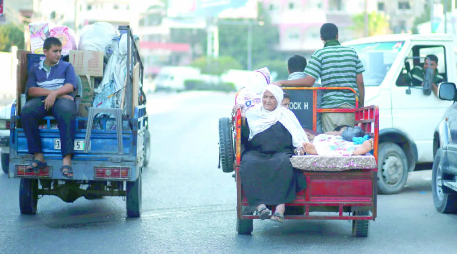 فلسطينيون يشدون الرحال مجددا إلى مدارس الأونروا بعد تجدد القتال في غزة أمس (رويترز)