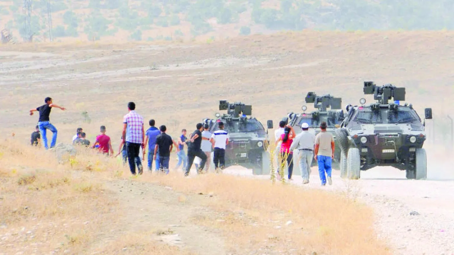 قوات تركية في عربات مصفحة تتقدم خلال مواجهات بين محتجين أكراد وقوات الأمن في ديار بكر أمس (إ.ب.أ)