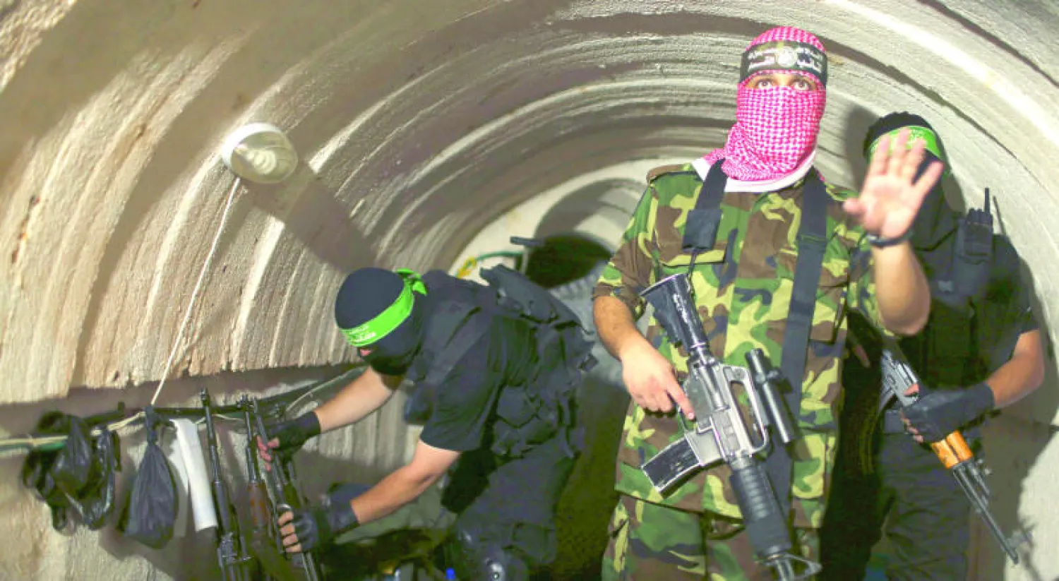 صورة وزعت أمس لعناصر من «القسام» داخل نفق في غزة خلال رحلة نظمتها حماس لصحافيين لدحض مزاعم إسرائيل بأنها دمرت جميع الأنفاق (رويترز)