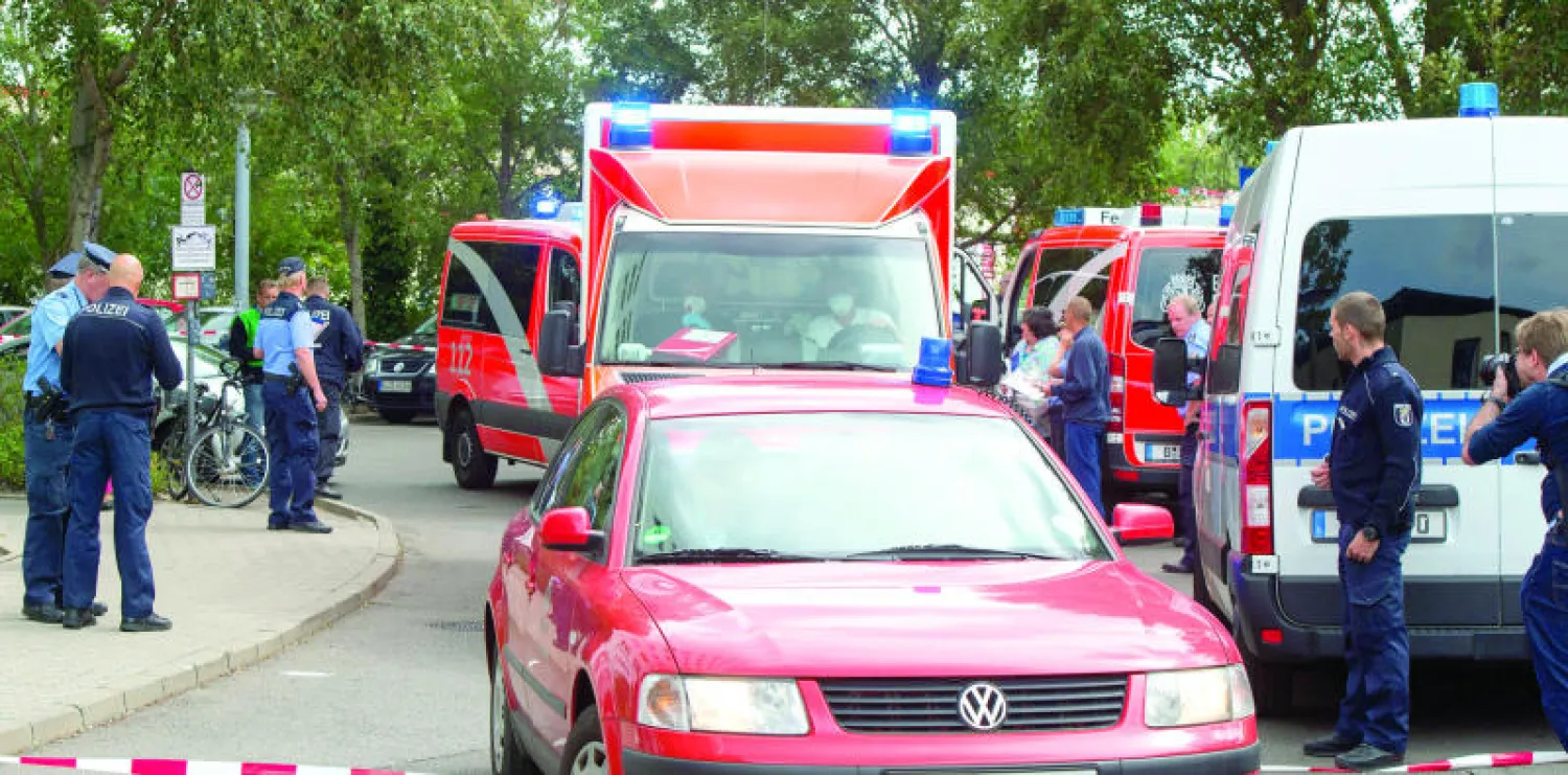 سيارات الإسعاف تحمل امرأة يشتبه بأنها مصابة بفيروس إيبولا في برلين أمس (إ.ب.أ)