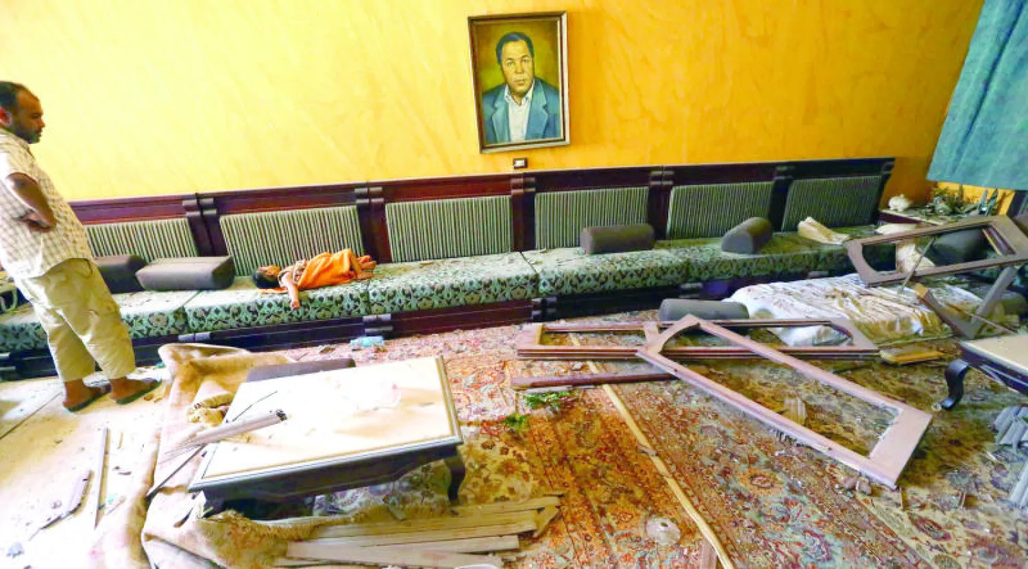 مشاهد الدمار داخل أحد المنازل الذي تضرر من جراء تعرضه لقصف صاروخي في طرابلس (أ.ف.ب)