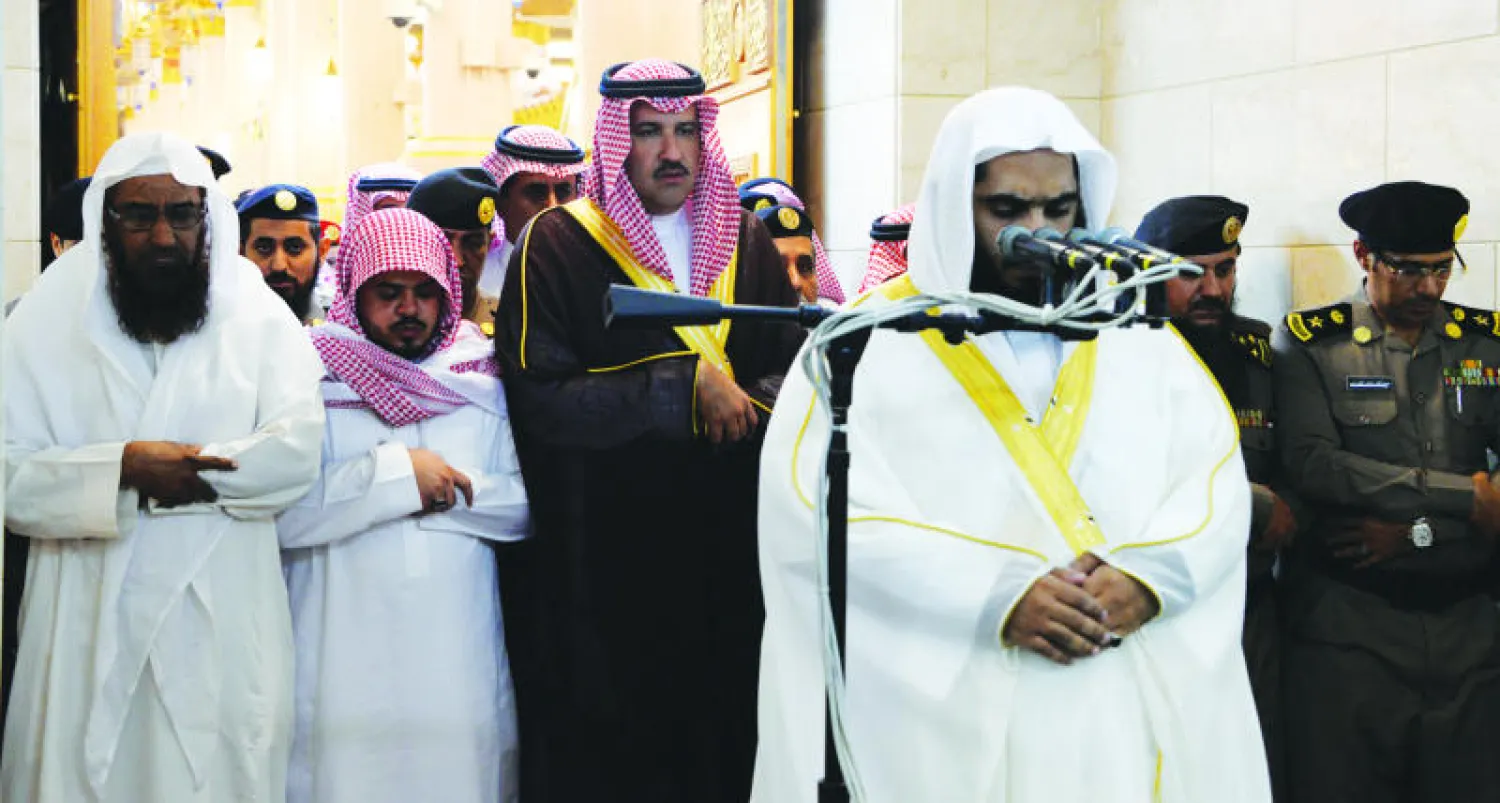 الأمير فيصل بن سلمان يؤدي صلاة الميت على مدير حرس الحدود الراحل (في الاطار) مساء أمس في المسجد النبوي الشريف («الشرق الأوسط»)