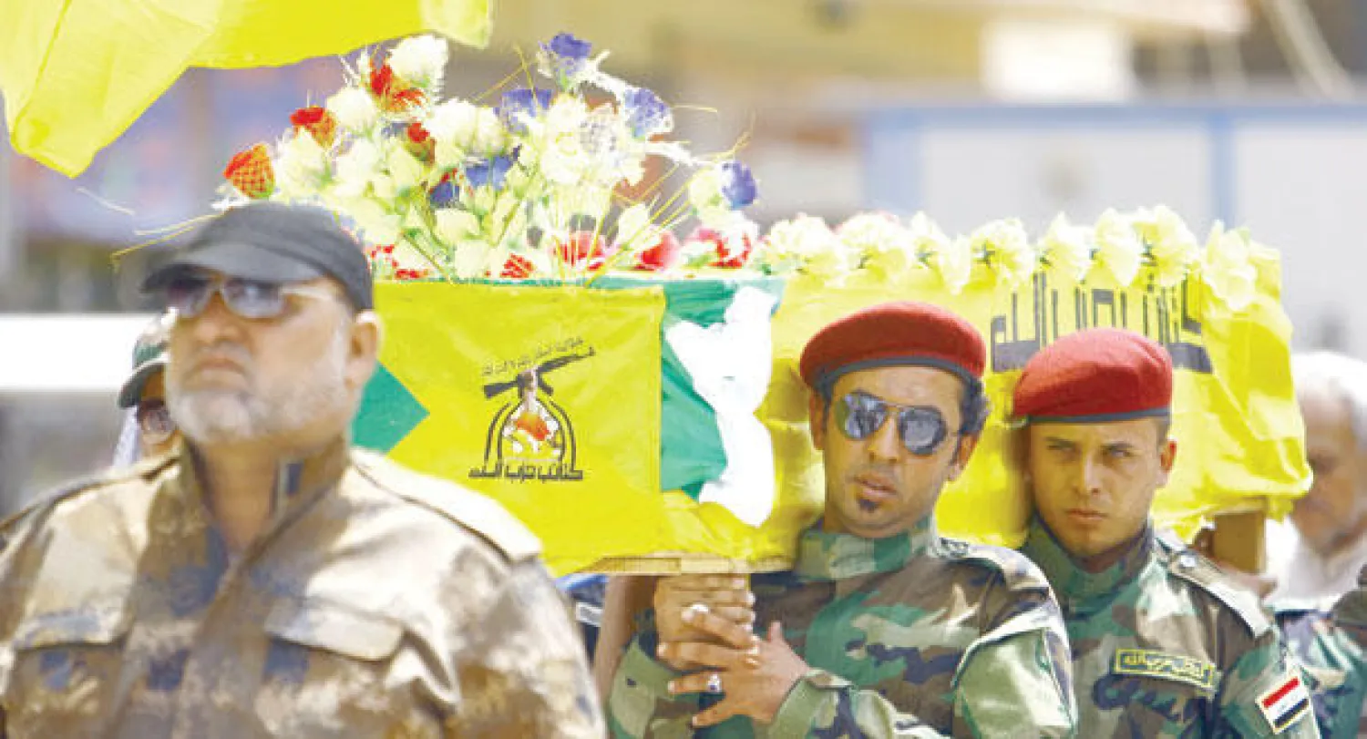 مراسم تشييع بمدينة النجف أمس لمقاتل من إحدى الميليشيات الشيعية قضى في اشتباكات بشمال العراق (أ.ف.ب)