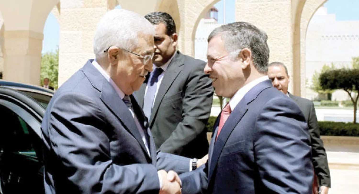 العاهل الأردني الملك عبد الله الثاني لدى استقباله رئيس السلطة الفلسطينية في عمان أمس (إ.ب.أ)