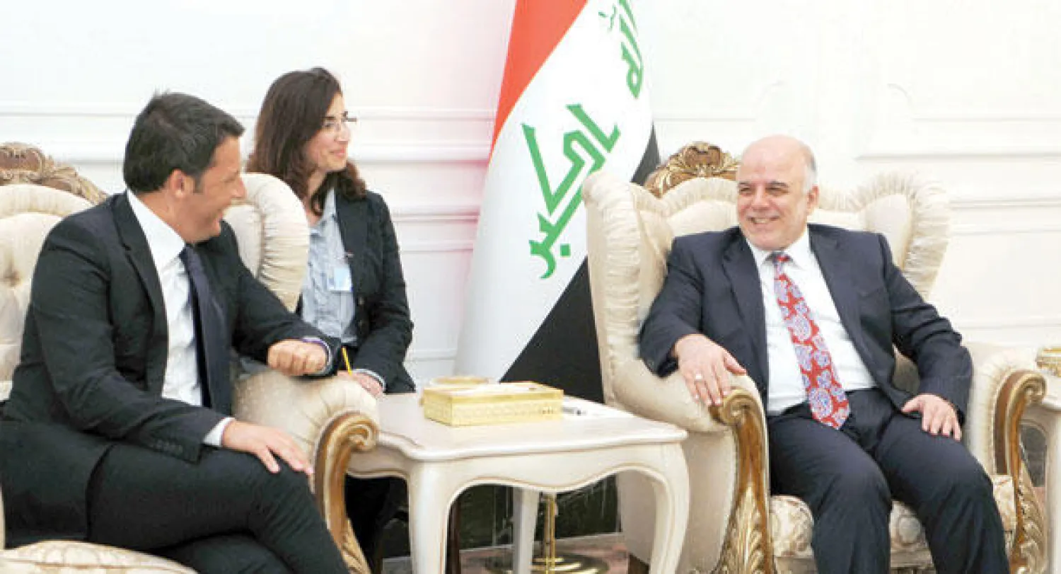 رئيس الوزراء العراقي المكلف حيدر العبادي مستقبلا رئيس الوزراء الأيطالي ماتيو رينتسي في بغداد أمس (أ.ف.ب)