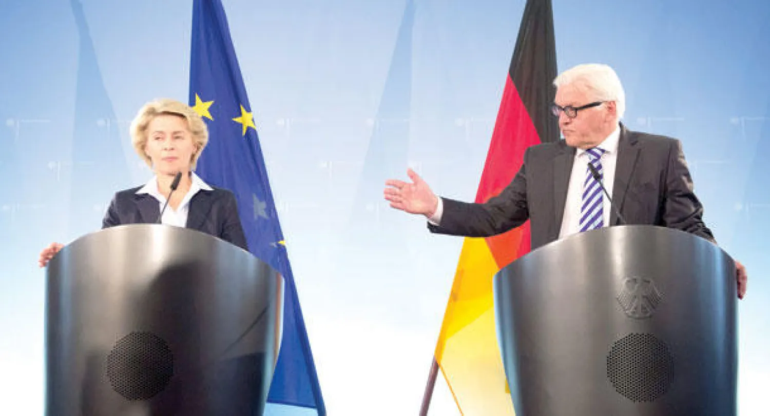 وزيرة الدفاع الألمانية اورسولا فون دير ليان ووزير الخارجية فرانك فالتر شتاينماير يتحدثان عن تسليح قوات البيشمركة الكردية في مؤتمر صحافي مشترك في برلين أمس (إ.ب.أ)