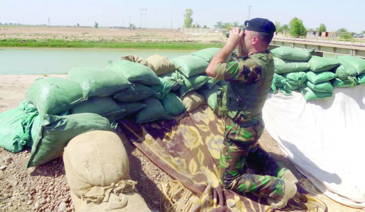 مقاتل من البيشمركة متمركز عند إحدى النقاط في مدينة كركوك النفطية (أ.ف.ب)