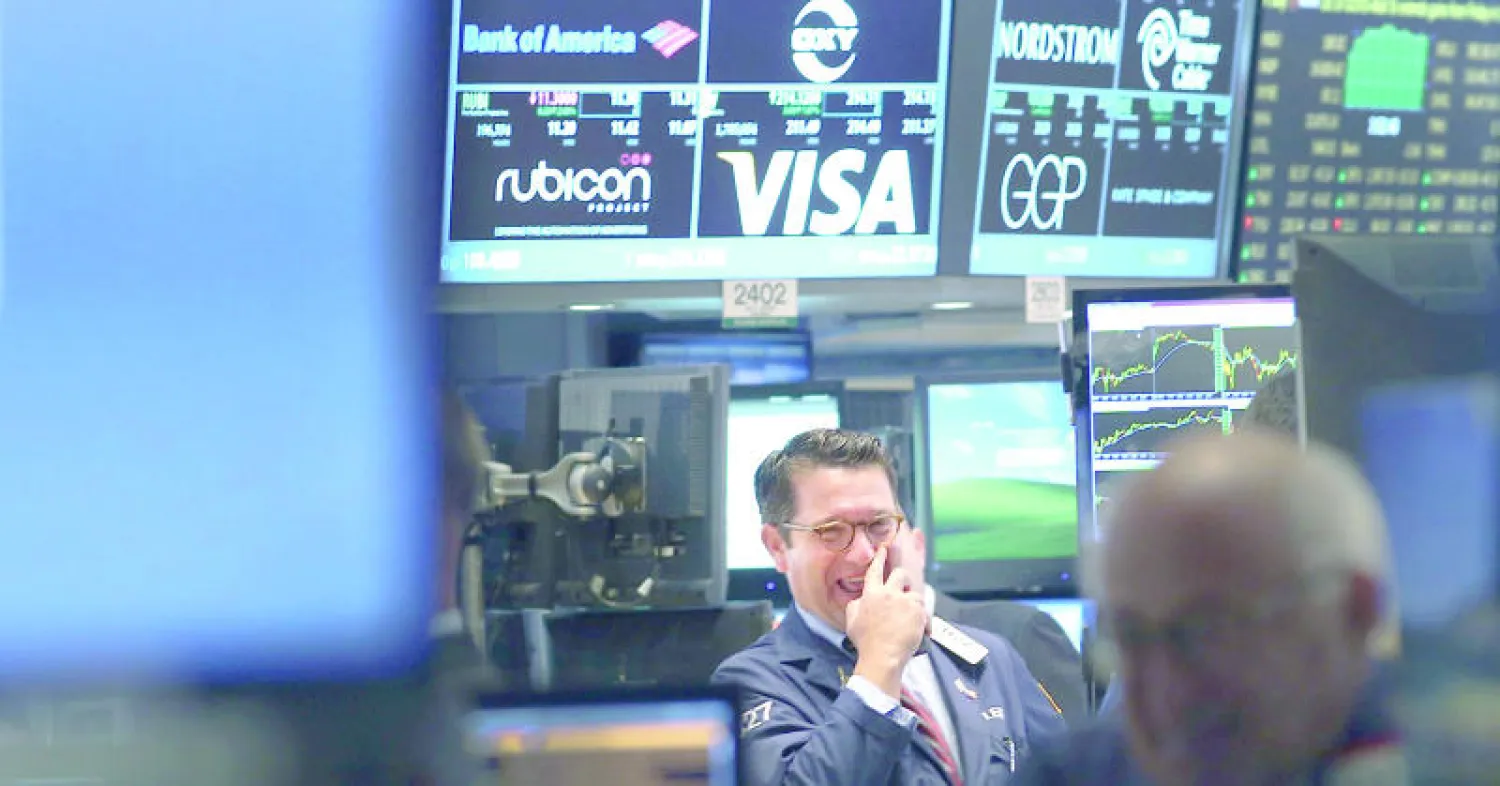 متعامل في بورصة نيويورك التي حققت مكاسب خلال تداولات مطلع الأسبوع بنحو 175 نقطة (أ.ف.ب)