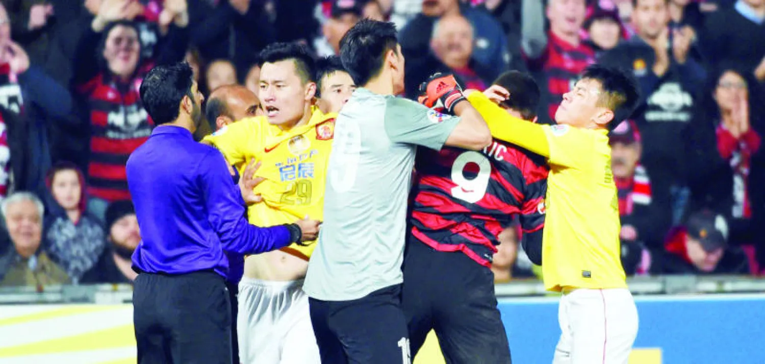 لاعبو سيدني الأسترالي وغوانغجو الصيني كانوا في قمة توترهم في مباراة أمس (أ.ف.ب)