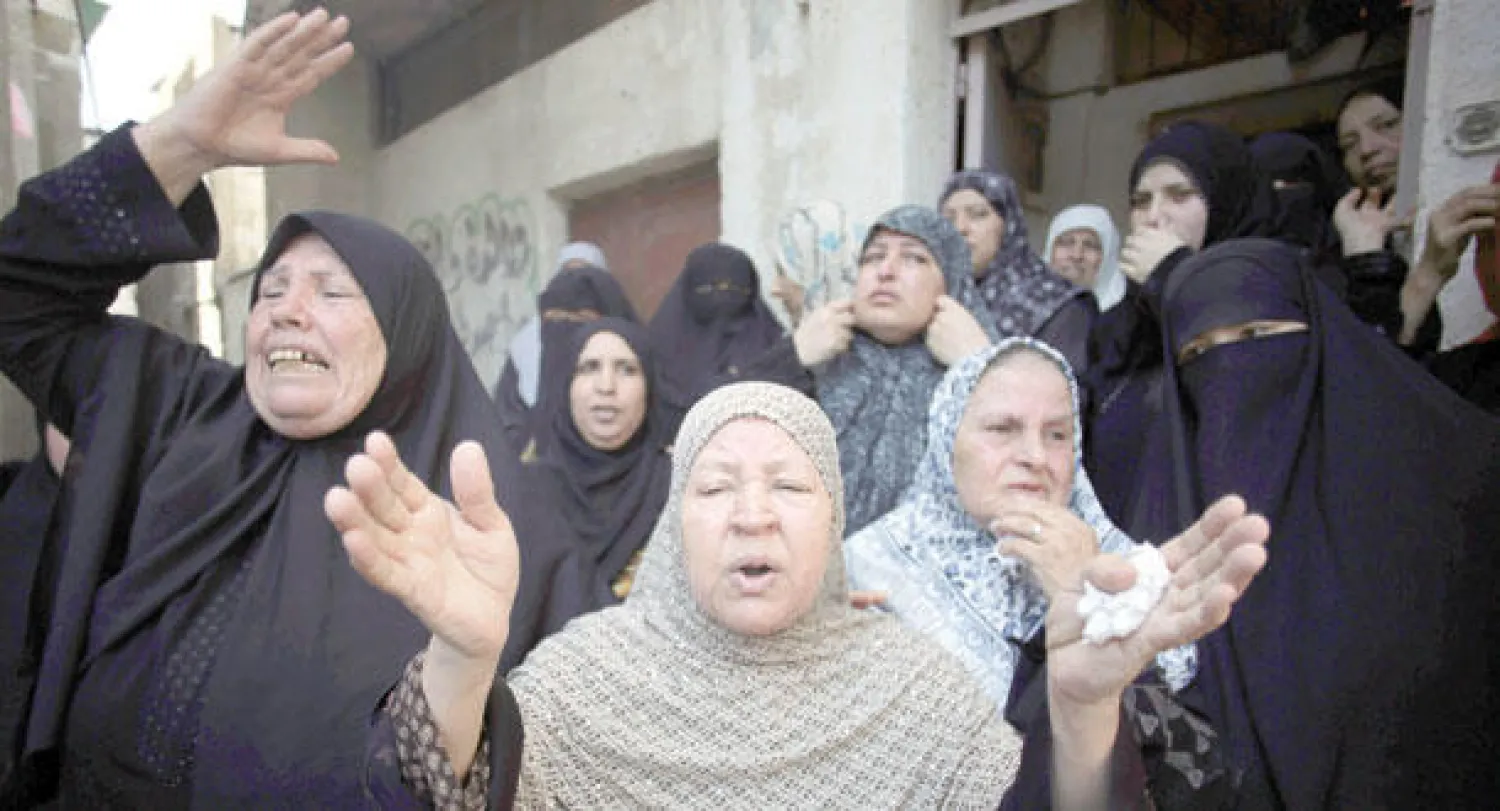 نسوة ينتحبن خلال تشييع وداد الضيف ونجلها في جباليا شمال قطاع غزة أمس (أ.ب)