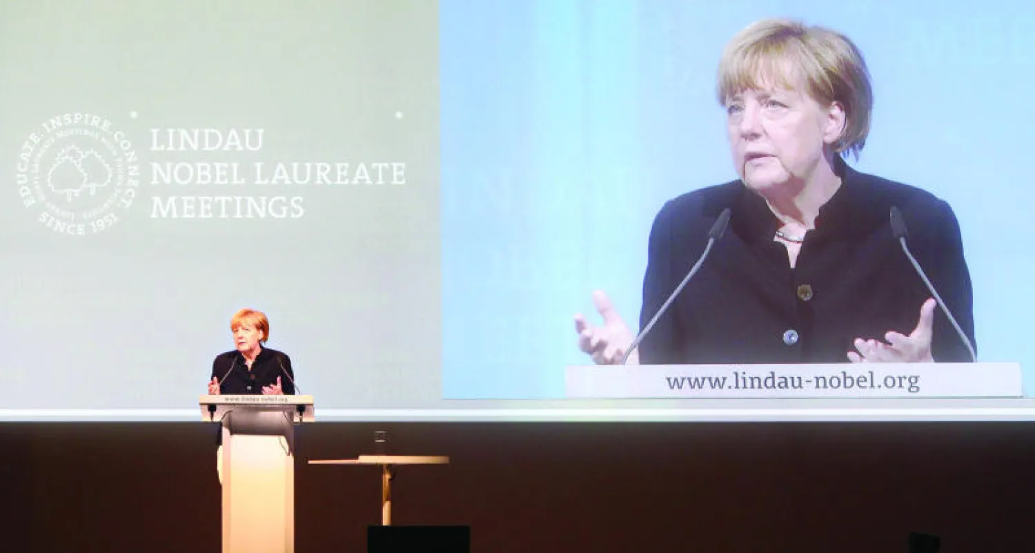 ميركل خلال حديثها في افتتاح ملتقى للحاصلين على جائزة نوبل للاقتصاد في جنوب ألمانيا أمس (إ.ب.أ)
