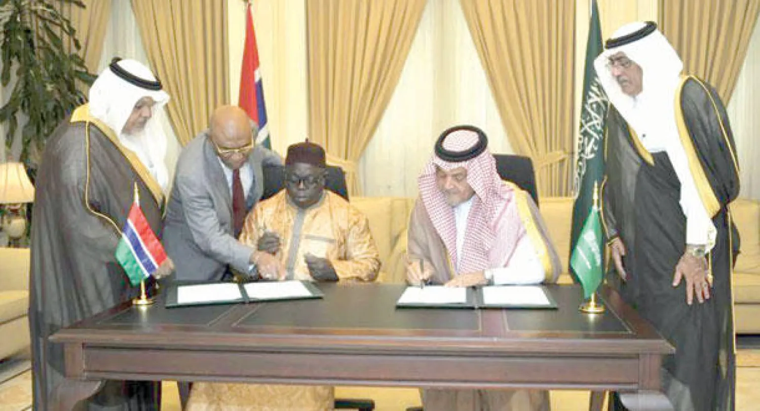 وزير الخارجية السعودي ونظيره الغامبي خلال مراسم توقيع اتفاقية تعاون عامة بين البلدين في جدة أمس (واس)