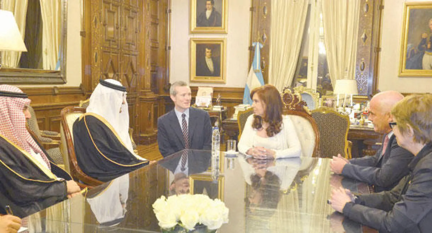 رئيسة الأرجنتين لدى استقبالها الأمير سلطان بن سلمان في بوينس آيرس (واس)