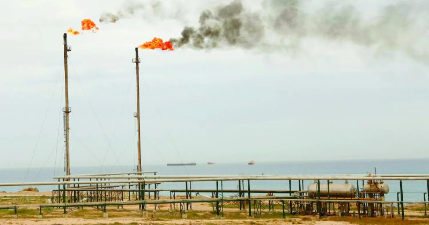 صورة أرشيفية لجانب من مضفاة الزاوية النفطية الواقعة على بعد حوالى 60 كم غرب طرابلس (رويترز)