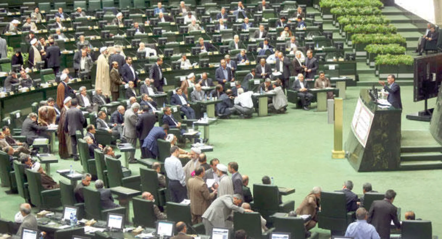 وزير العلوم الإيراني يخاطب البرلمان أمس قبل إقالته.. ويبدو عدد من النواب وهم غير مهتمين بخطابه (أ.ب)