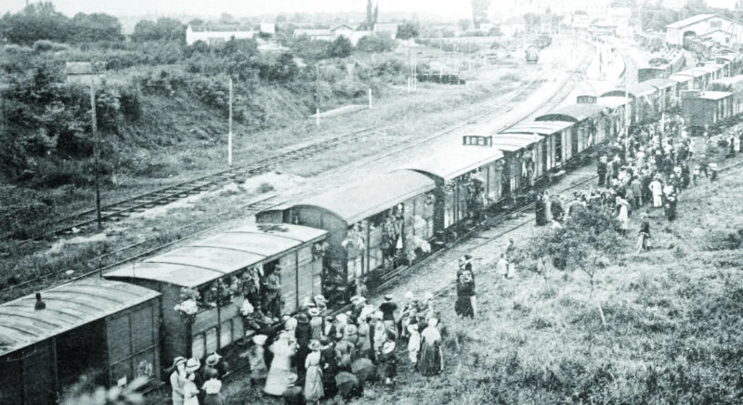 صورة مأخوذة بطاقة بريدية تعود إلى الحرب العالمية الأولى لأناس يودعون الجنود الفرنسيين الذاهبين للحرب (أ ف ب)