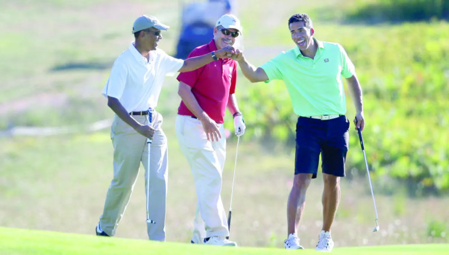 الرئيس أوباما خلال مباراة الغولف أول من أمس (أ.ب)