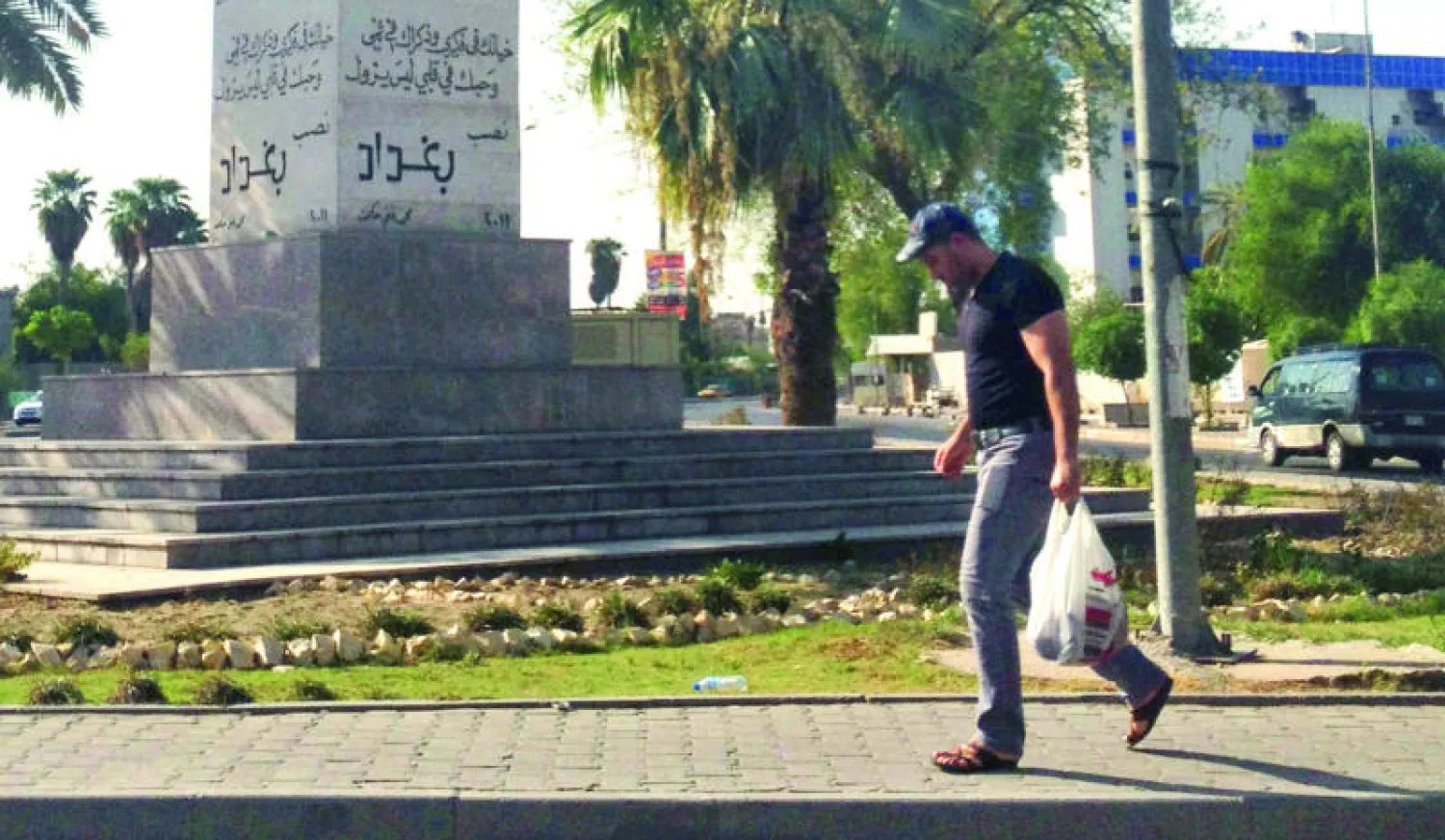 نصب عند مدخل منطقة الأعظمية في بغداد التي لجأ إليها العديد من العوائل السنية النازحة من مدن محافظة الأنبار (أ.ب)