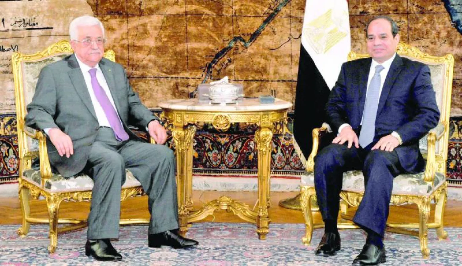 الرئيس المصري عبد الفتاح السيسي لدى لقائه رئيس السلطة الفلسطينية محمود عباس في القاهرة أمس (إ.ب.أ)