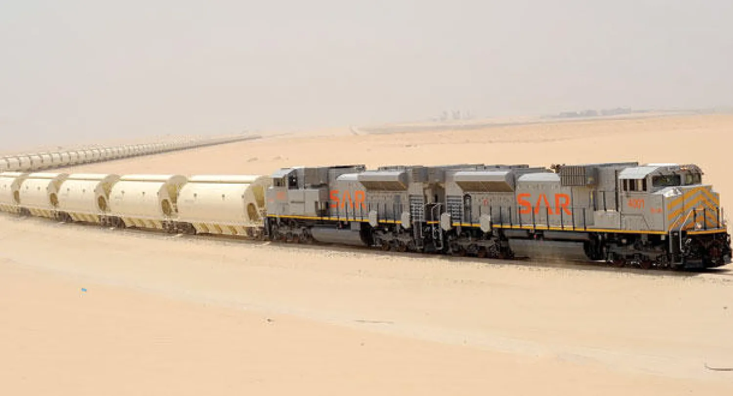 أحد قطارات التعدين التابعة لـ«سار» في رحلة بين مناجم الفوسفات بحزم الجلاميد على الحدود الشمالية ومدينة رأس الخير التعدينية على الخليج العربي («الشرق الأوسط»)