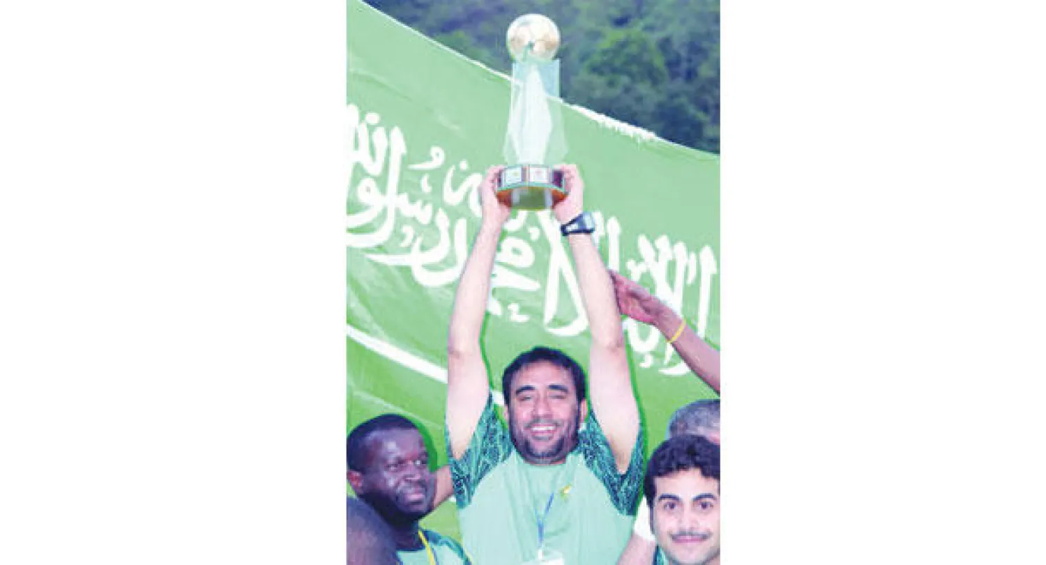 عبد العزيز الخالد يرفع كأس العالم خلال مراسم التتويج