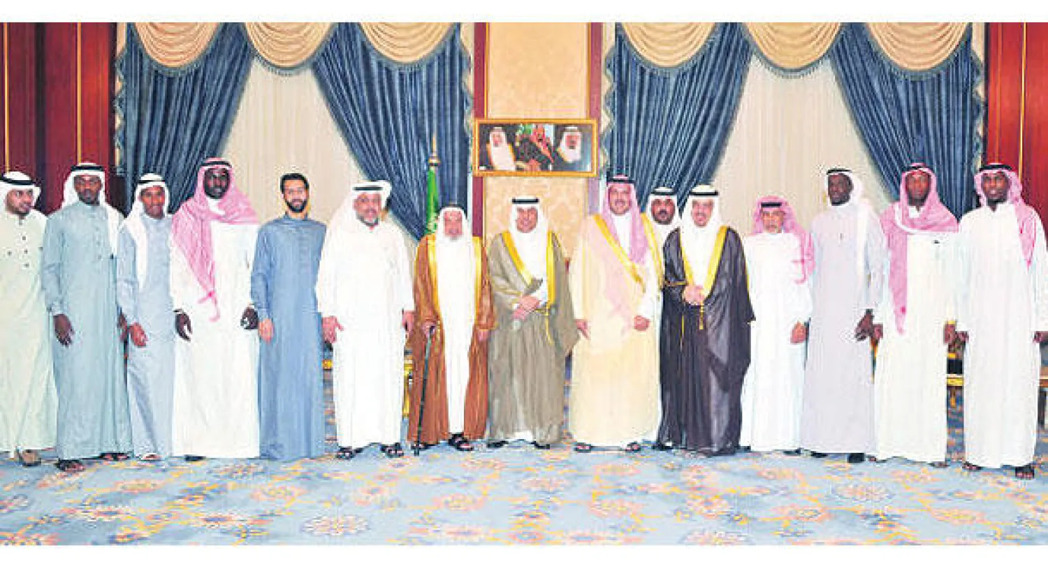 الأمير فيصل بن سلمان في لقطة جماعية مع أعضاء منتخب السلة السعودي