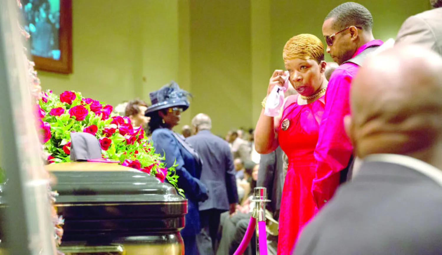 ليزلي ماك سبادن والدة مايكل براون تذرف الدموع على فقدانه داخل كنيسة سان لويس التي احتضنت مراسم تشييع جنازته أمس (أ.ب)