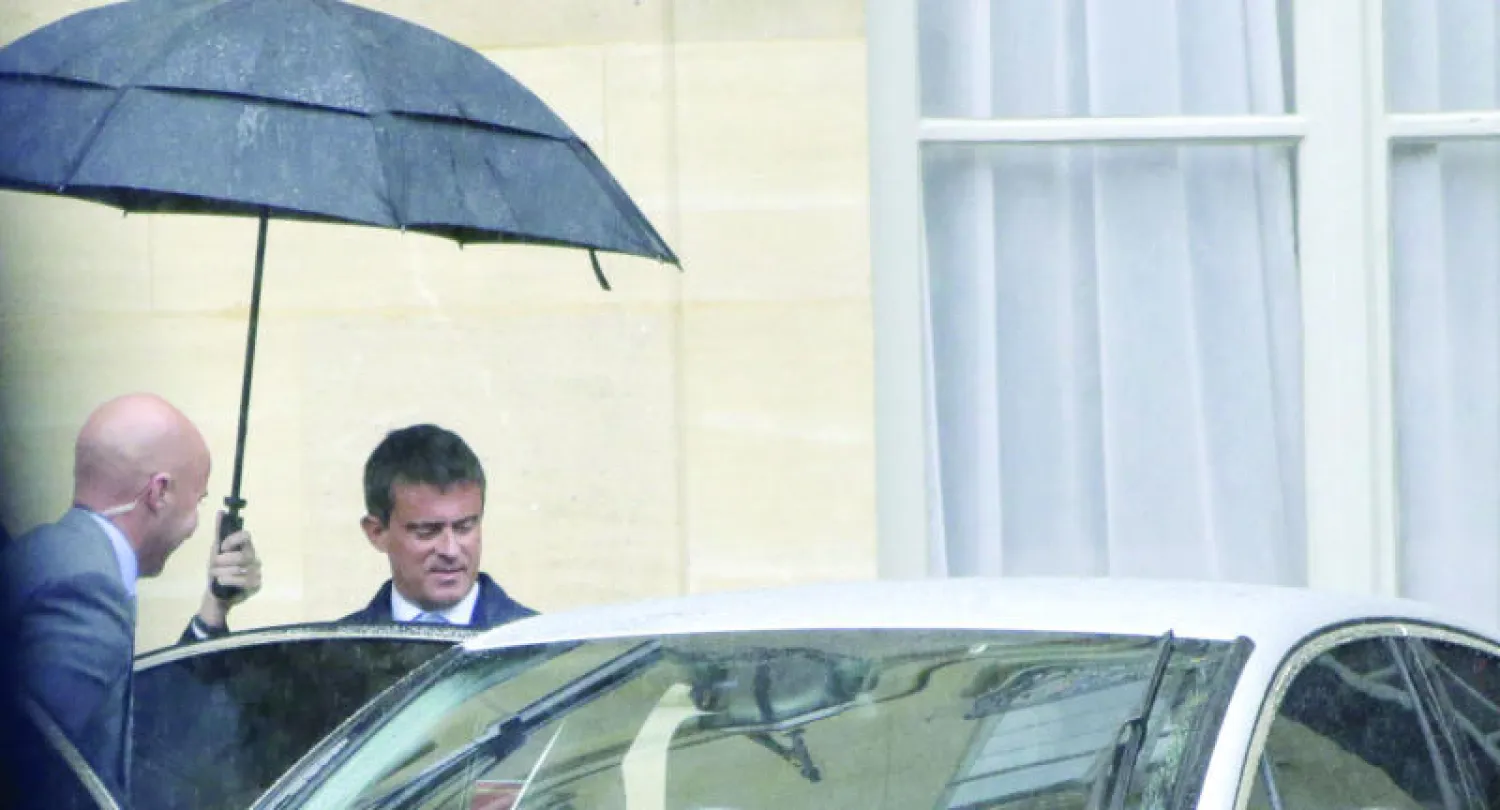 رئيس الوزراء الفرنسي فالس يخرج من مقر إقامته في بارس أمس بعد مشاورات مكثفة حول الحكومة الجديدة (أ.ف.ب)