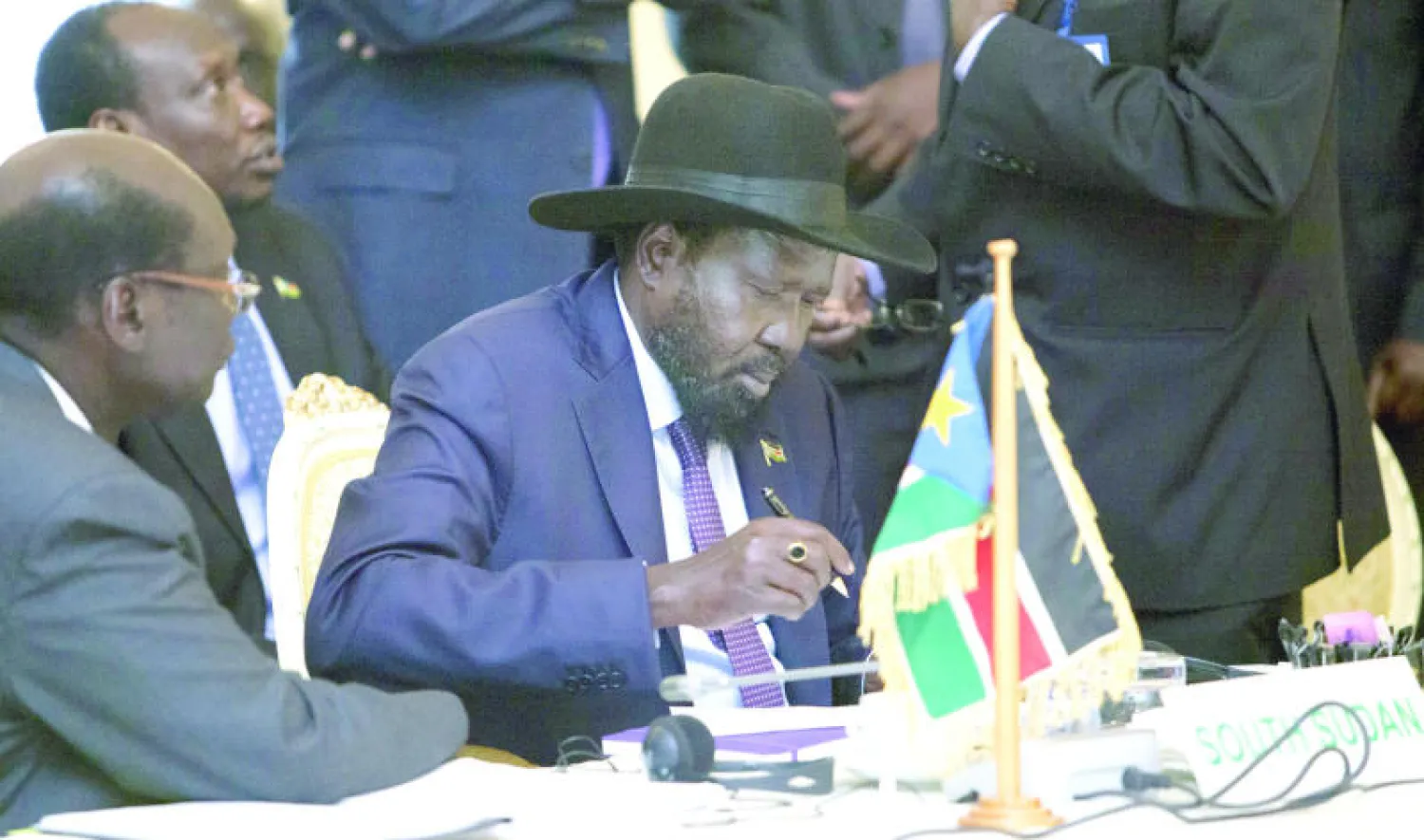 رئيس جنوب السودان سيلفا كير يوقع «إعلان مبادئ» لمفاوضات تشكيل حكومة بلاده في ختام قمة «إيقاد» بأديس أبابا أمس (أ.ف.ب)