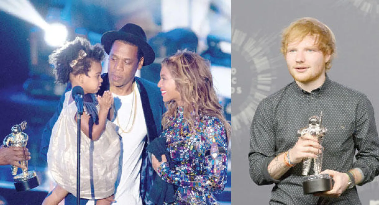 المغني إد شيران يحمل جائزة أفضل فيديو غنائي (رويترز)   -  بيونسي وجي زي وابنتهما بلو آيفي على المسرح (أ.ف.ب)