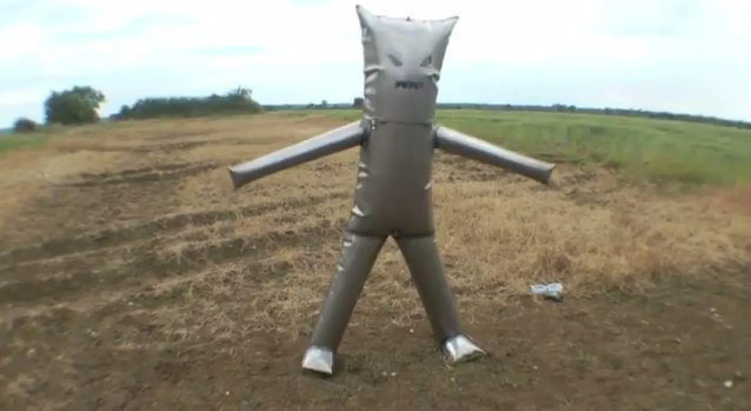 بزة معدنية مضادة للألعاب النارية