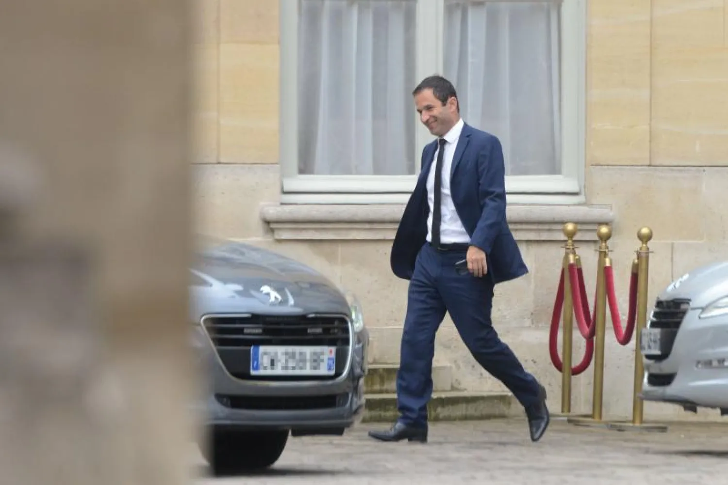 الرئيس الفرنسي يطلب تشكيل حكومة جديدة