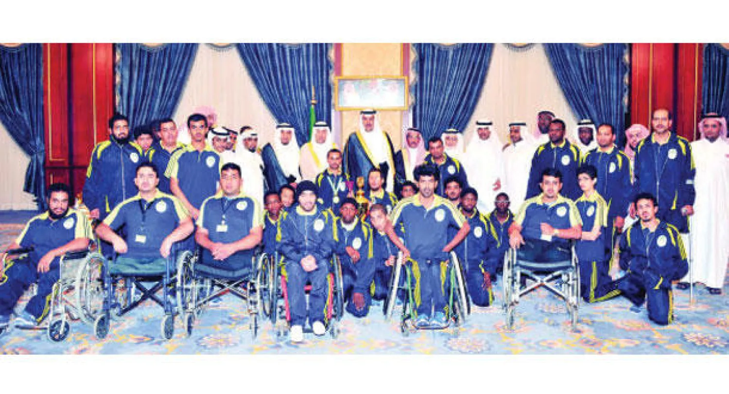 الأمير فيصل بن سلمان متوسطا أعضاء ولاعبي نادي ذوي الاحتياجات الخاصة