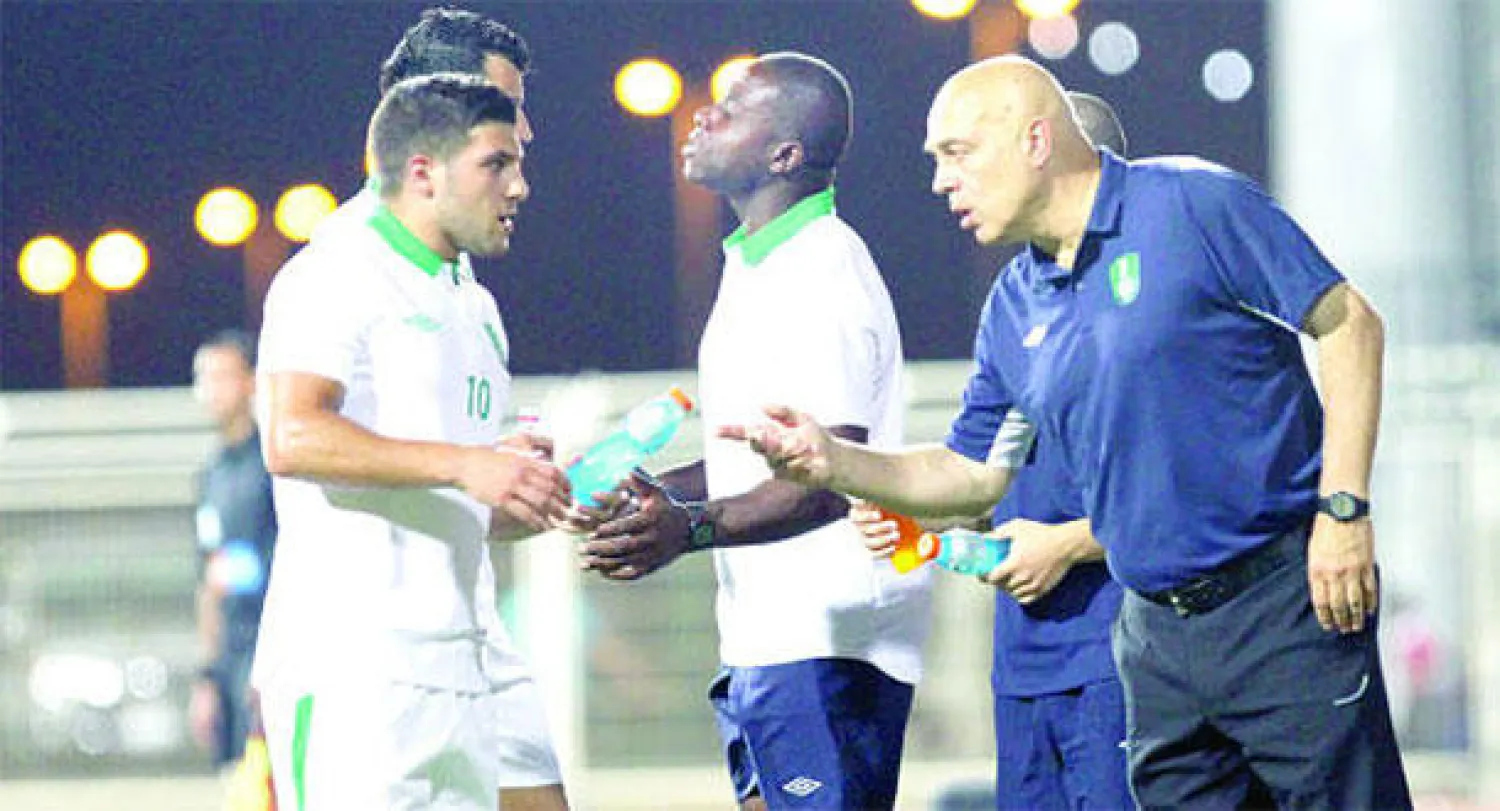 مدرب الأهلي يوجه لاعبه مصطفى الكبير في مباراة نجران الأخيرة