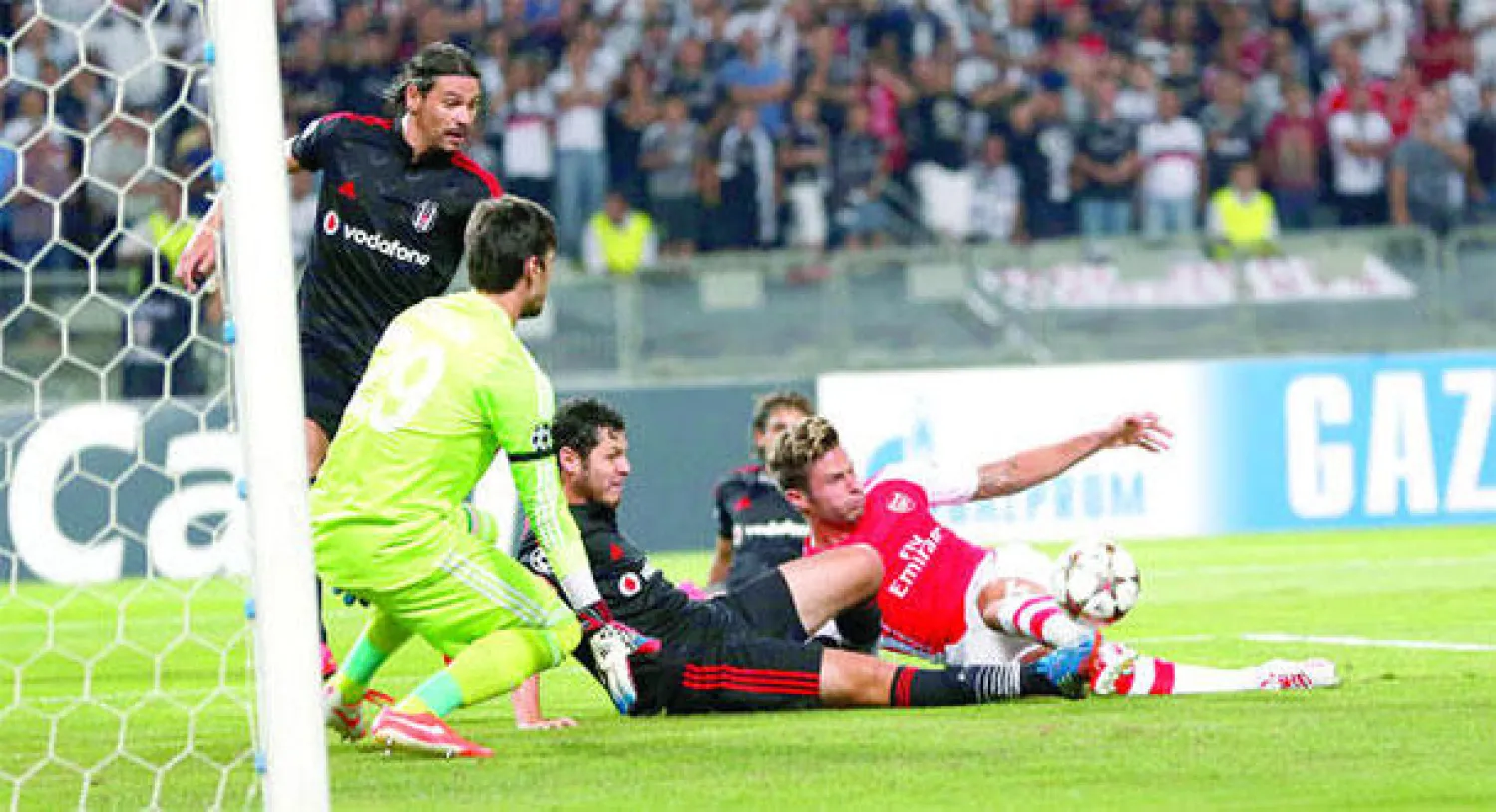 أوليفييه غيرو يحاول إحراز هدف لآرسنال في مباراة الذهاب (إ. ب. أ)