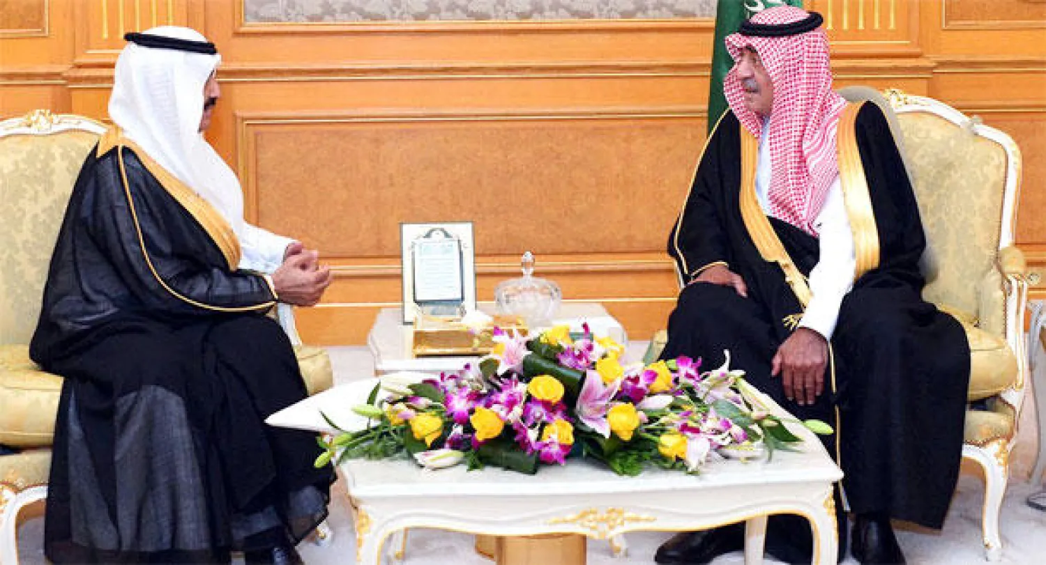 الأمير مقرن بن عبد العزيز خلال استقباله عضو مجلس الوزراء أبو ساق (واس)