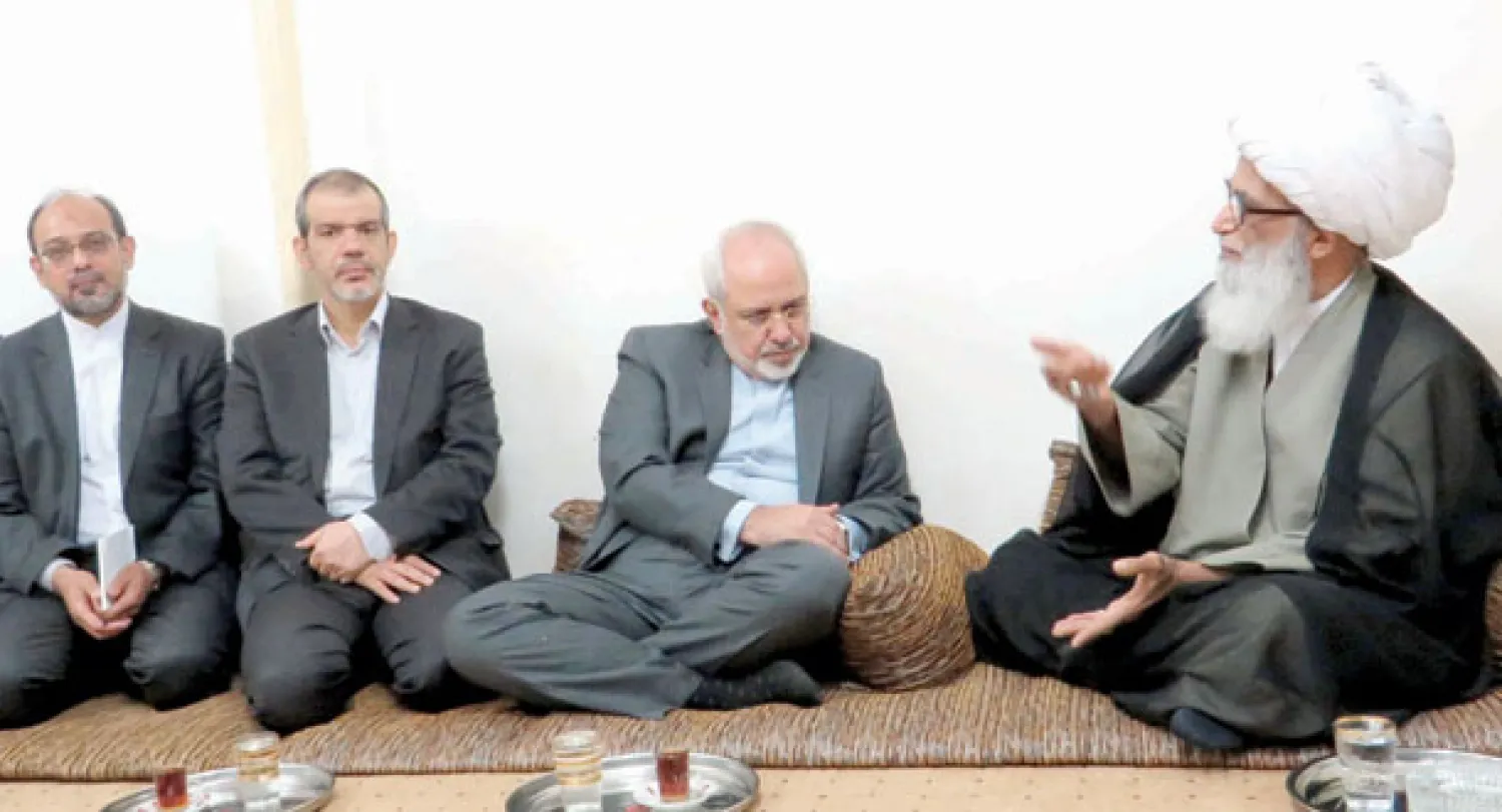 وزير الخارجية الإيراني محمد جواد ظريف (الثاني من اليمين) لدى لقائه آية الله العظمى بشير النجفي، أحد المراجع الشيعية الأربعة الكبار، في النجف أمس (أ.ف.ب)