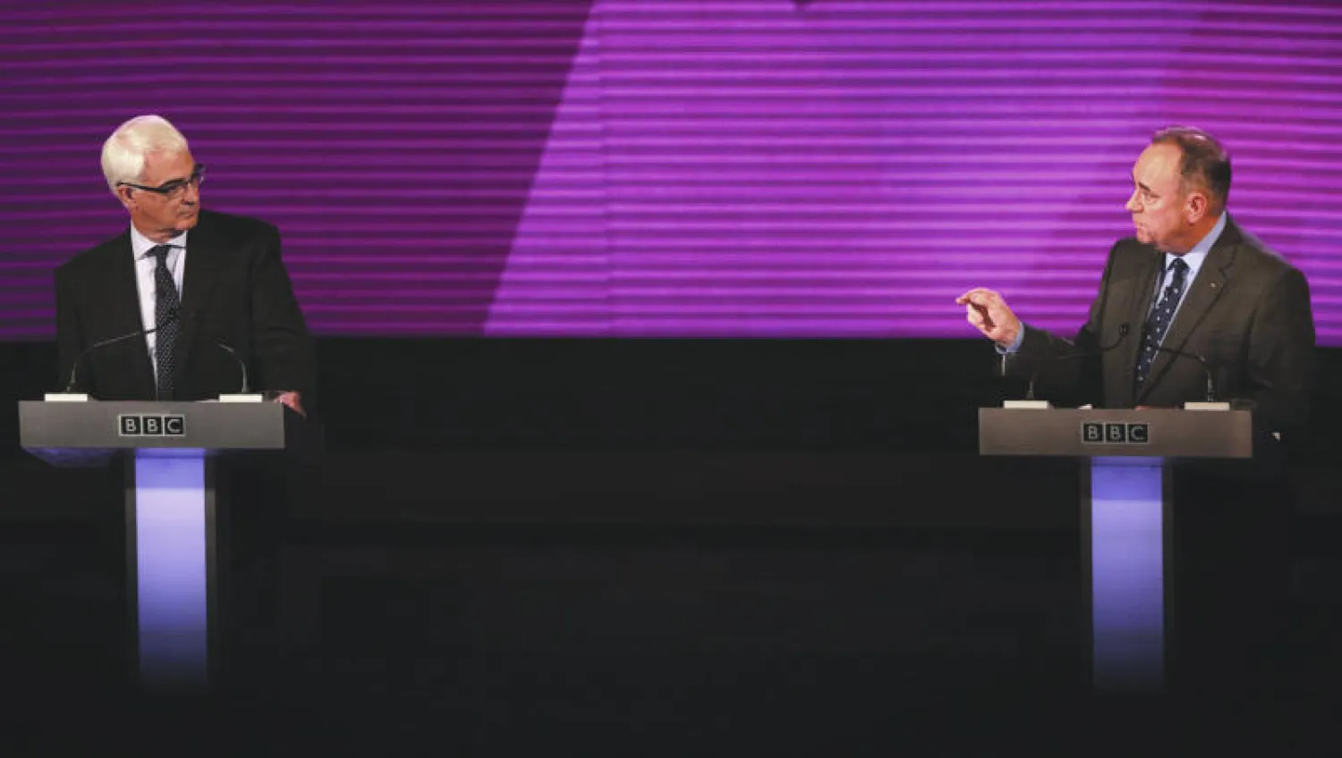 أليكس سالموند (يمين) زعيم الحزب الوطني الاسكوتلندي المؤيد للاستقلال، وأليستير دارلنغ زعيم حملة «معا أفضل» المناهضة للاستقلال، خلال المناظرة التلفزيونية أول من أمس (أ.ف.ب)