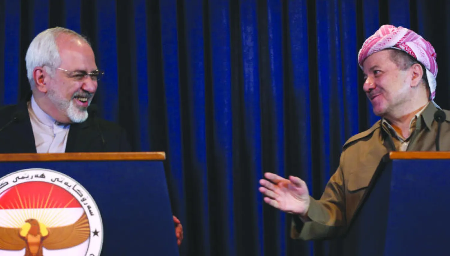 رئيس إقليم كردستان مسعود بارزاني، ووزير الخارجية الإيراني محمد جواد ظريف، في مؤتمر صحافي مشترك في أربيل أمس (أ.ف.ب)