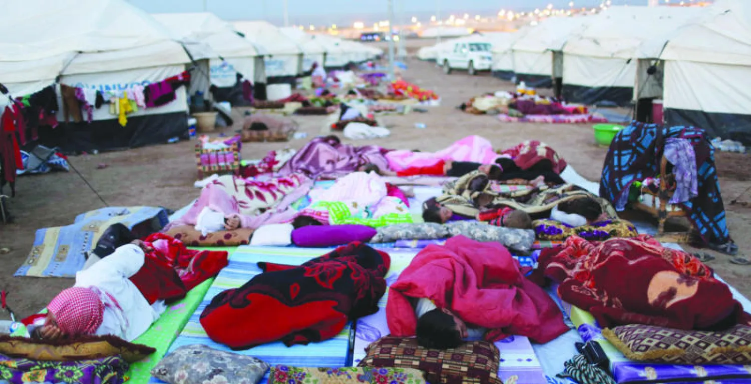 نازحون عراقيون هاربون من المسلحين في سنجار ينتشرون في محافظة دهوك العراقية (رويترز)