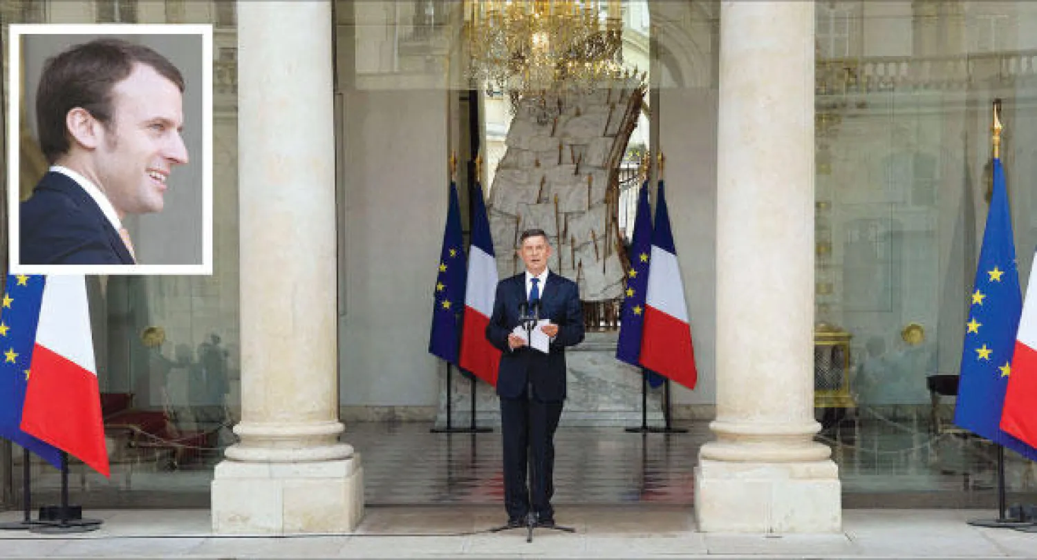 السكرتير العام لقصر الإليزيه جان بيير جوي يعلن تشكيلة الحكومة الفرنسية الجديدة أمس .. وفي الإطار صورة أرشيفية لوزير الاقتصاد الفرنسي الجديد إيمانويل ماكرون (أ.ف.ب)