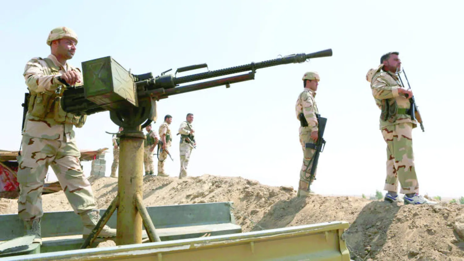 عناصر في البيشمركه الكردية على خط المواجهة مع «داعش» قرب مخمور جنوب أربيل أمس (رويترز)